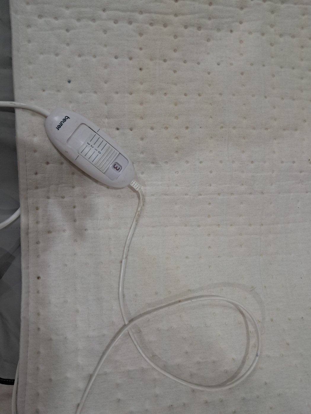White Quilted Heated Mat with Controller - Image 2