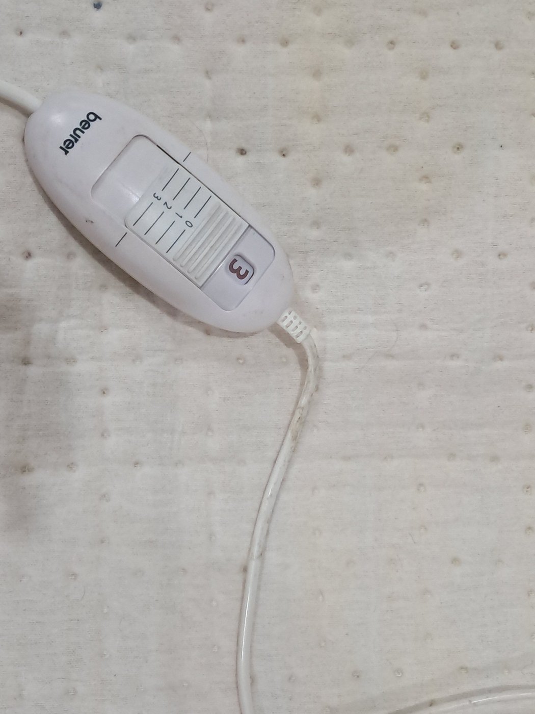 White Quilted Heated Mat with Controller - Image 3